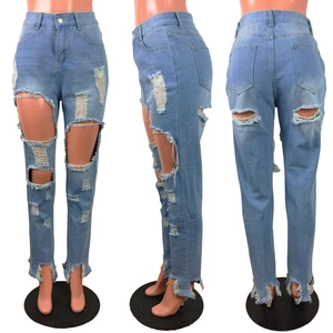 Détails du jean bleu clair à taille haute avec déchirures usées et ourlet brut effiloché