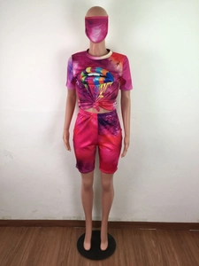 Dettaglio del set tre pezzi tie-dye rosa con t-shirt, pantaloncini ciclista e mascherina