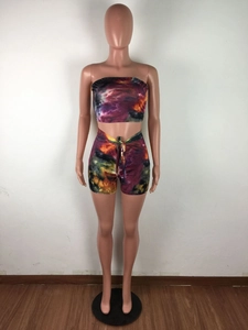 Détail du haut court et short tie-dye coloré avec lien à la taille sur mannequin