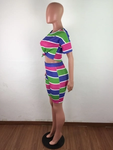 Détail d'un ensemble en maille à rayures colorées avec crop top et short ajusté chic