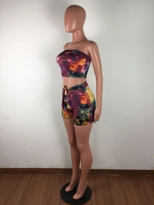 Détail des motifs tie-dye sur le crop top sans bretelles et le short à cordon de serrage