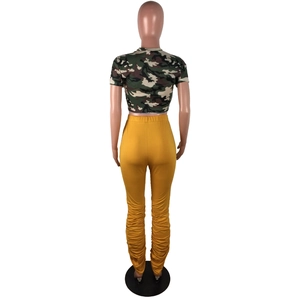 Vue arrière d'un legging jaune empilé avec crop top camouflage sur mannequin féminin