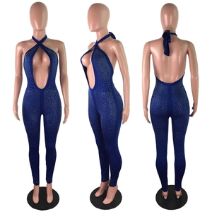 Dettaglio della tuta aderente blu navy con allacciatura al collo e strass argento brillanti