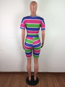 Vue arrière d'un ensemble deux pièces côtelé pour femme avec rayures tie-dye colorées