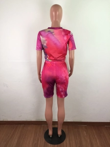 Vista posteriore del set da casa tie-dye con maglia a maniche corte e pantaloncini aderenti
