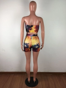 Vue arrière d'un ensemble tie-dye vibrant avec haut bandeau et short moulant