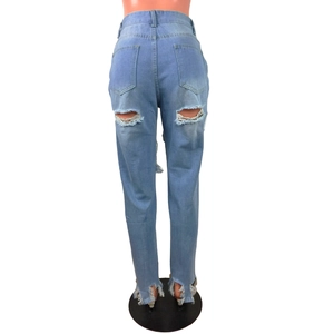 Détails de déchirures et ourlet irrégulier à franges sur ce jean skinny bleu