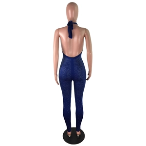 Dettaglio della tuta scollata sulla schiena blu navy con paillettes luccicanti