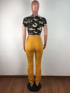 Détail du pantalon taille haute jaune moutarde avec ourlet froncé empilé