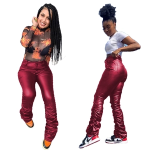 Detailansicht der burgunderroten glänzenden PU-Leder-Leggings mit geraffter Textur