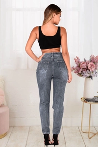 Vista posteriore di jeans a vita alta grigi lavaggio acido con doppie tasche