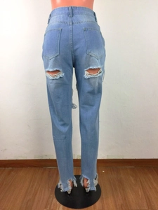 Vue arrière détaillée du jean denim bleu clair délavé avec fentes et ourlet effiloché