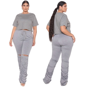 Détail de l'ensemble gris deux pièces avec T-shirt court et pantalon empilé à fronces