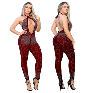 Tuta intera sexy rosso scuro allacciata al collo con strass brillanti e schiena scoperta