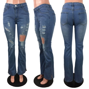 Gedetailleerde weergaven van blauwe flare jeans met hoge taille, gaten en splitzoom
