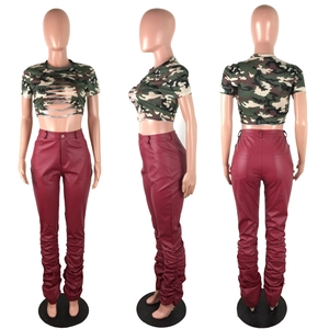 Camouflage Cropped-T-Shirt mit Distressed-Details und weinroter Kunstleder-Stapelhose