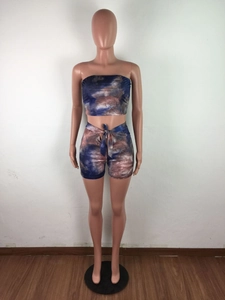 Détail de l'ensemble d'été tie-dye avec haut bandeau et short à cordon de serrage