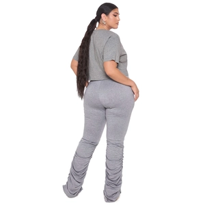 Détail du legging froncé gris clair avec haut court à manches courtes assorti