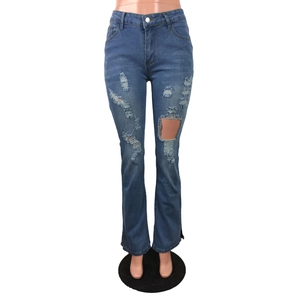 Detail van blauwe flare-jeans met hoge taille, gescheurde knieën en binnenspleet