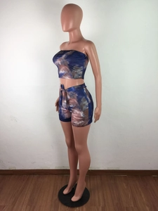 Détail d'un ensemble tie-dye effet marbre avec haut bandeau et short taille haute noué