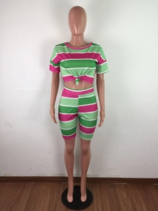 Détail de l'ensemble haut court et short tie-dye côtelé pour femmes en rose et vert