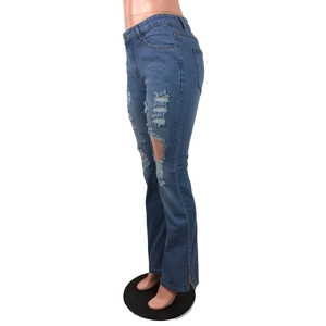 Detail van high waist jeans met gescheurde knieën, franjes en een zijsplit aan de zoom