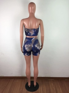 Vue arrière de l'ensemble deux pièces tie-dye avec haut bandeau et short bleu et marron