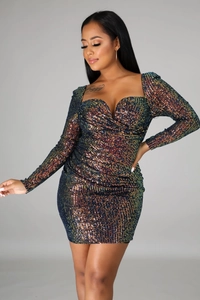 Détail de broderie à paillettes colorées sur mini robe avec décolleté en V profond