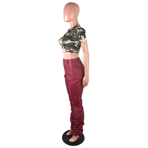 Detail der gerafften Kunstlederhose in Weinrot kombiniert mit Camouflage-Croptop