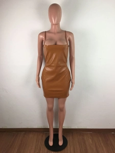 Vista frontale dettagliata dell'abito mini in finta pelle marrone caramello con spalline