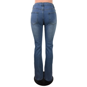 Gedetailleerd achteraanzicht van flare jeans in middenblauw met zakken en gewassen denim