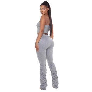 Vue détaillée de l'ensemble gris legging plissé et crop top au style empilé