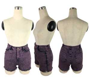 Détails du short en jean violet taille haute délavé avec ourlet effiloché et moustaches