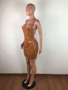 Vista posteriore dell'abito mini in finta pelle marrone con spalline incrociate e fit