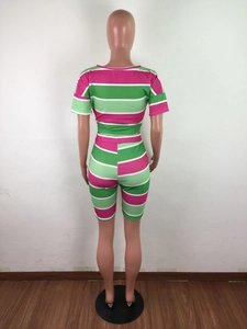 Vue arrière d'un ensemble deux pièces côtelé à rayures roses et vertes sur un mannequin