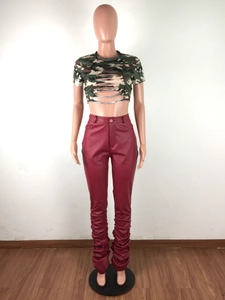 Detail von Camouflage-Crop-Top mit Cut-Outs und dunkelroter Kunstlederhose im Stacked-Stil