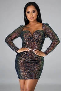 Détail de mini robe à paillettes avec décolleté en cœur profond et tissu scintillant coloré