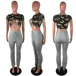 Détail du legging froncé gris avec cordon et crop top camo montrant les vues latérale et arrière
