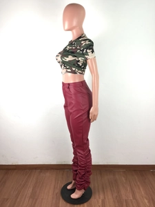 Detail der weinroten Kunstlederhose im Stacked-Look und Camouflage-Crop-Top
