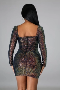 Gros plan des sequins holographiques au dos de cette mini-robe dos nu en forme de U