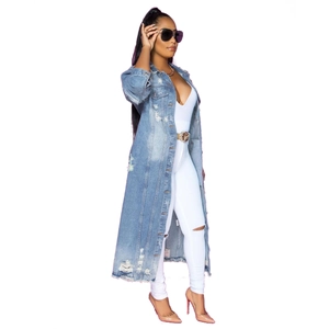 Cappotto lungo in denim azzurro da donna con orlo sfilacciato e finitura slavata