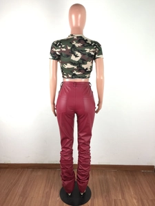Rückansicht der trendigen weinroten Kunstlederhose mit modisch gestapeltem Saumdesign