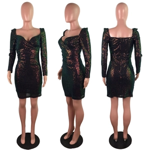 Vue en trois angles d'une robe bodycon à paillettes avec décolleté en cœur et manches