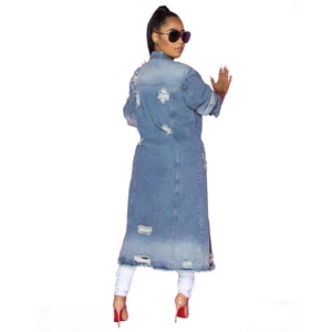 Trench di jeans strappato azzurro da donna con maniche lunghe e dettagli sul retro