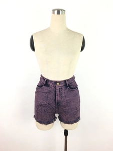 Détail du short en jean violet délavé à taille haute avec ourlet effiloché et fini rétro