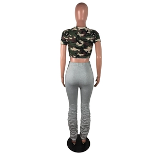Détail du legging gris à taille haute et de l'ensemble crop top imprimé camouflage