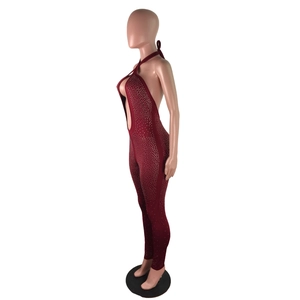 Dettaglio della tuta bordeaux con scollo all'americana, schiena scoperta e strass lucidi