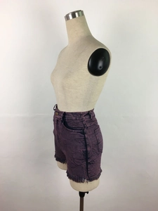 Détail du short en jean violet délavé à taille haute avec bords effilochés et poches