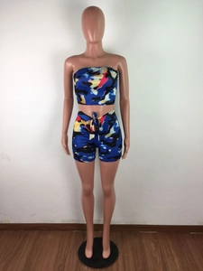 Détail de l'imprimé abstrait coloré et du nœud décoratif à la taille sur ce short d'été