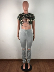 Détail du pantalon empilé à taille haute avec crop top camouflage ajouré